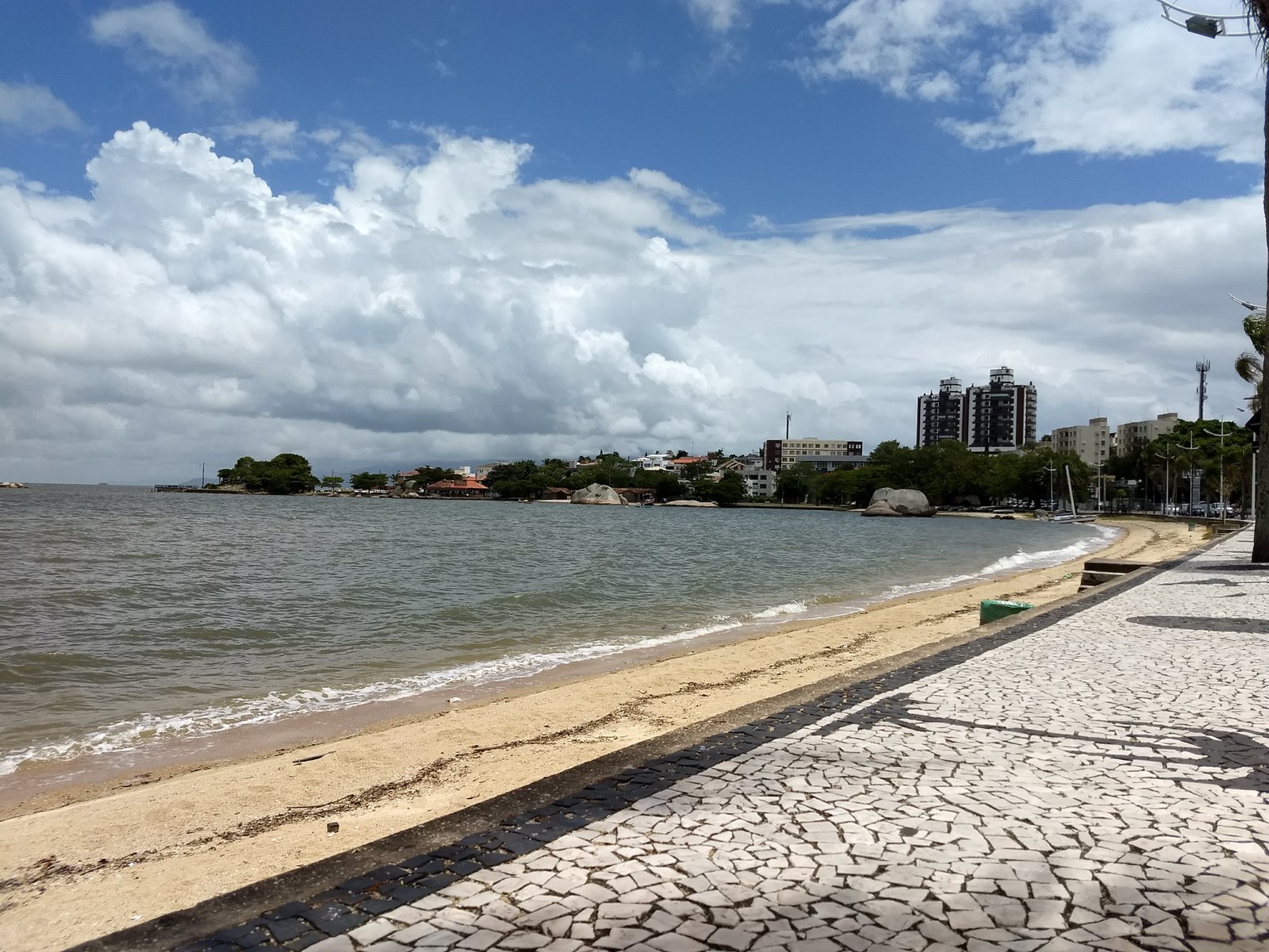 calçada que leva às pedras da praia de Itaguaçu
