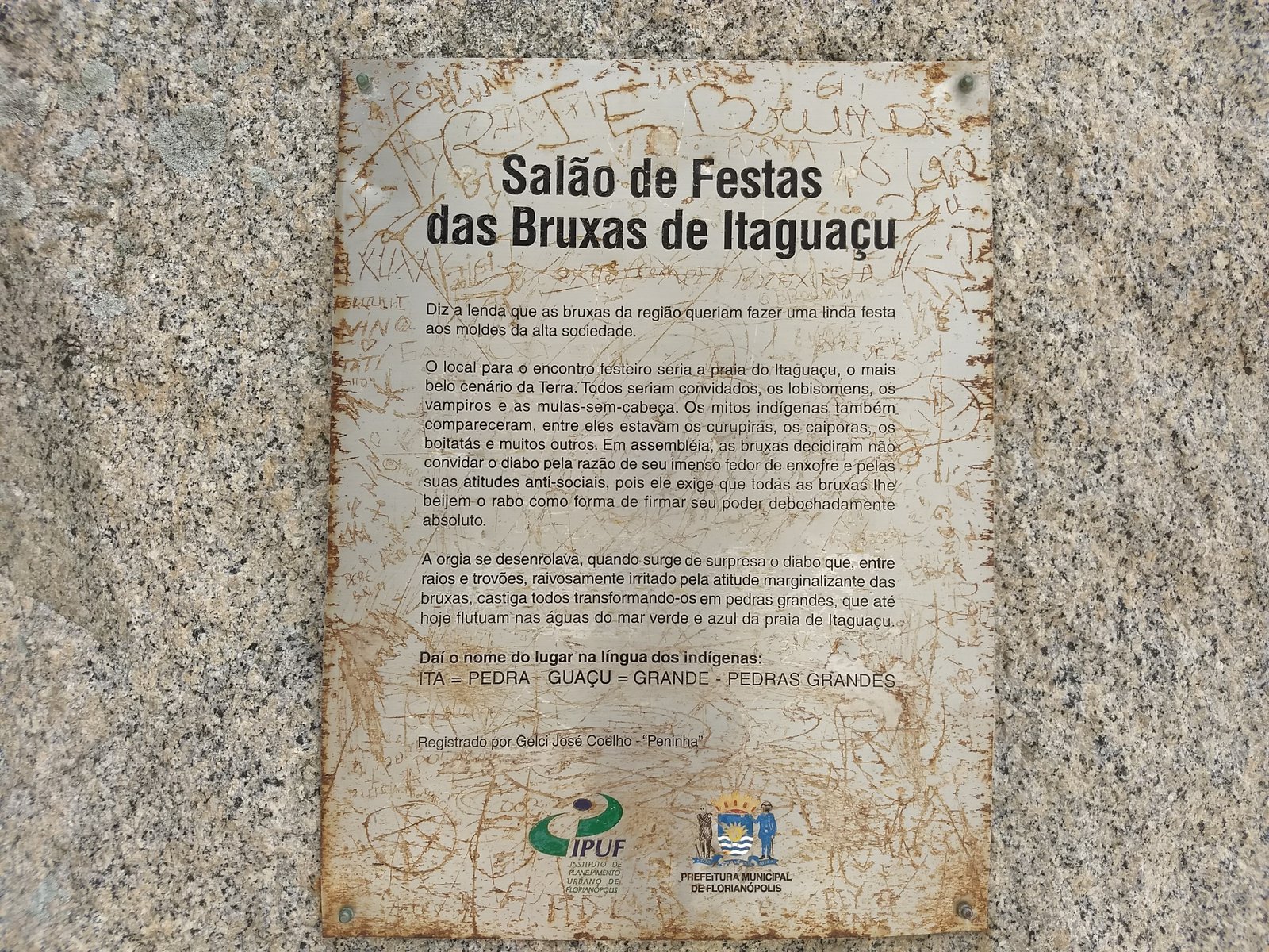 placa colada a uma das pedras da Praia de Itaguaçu